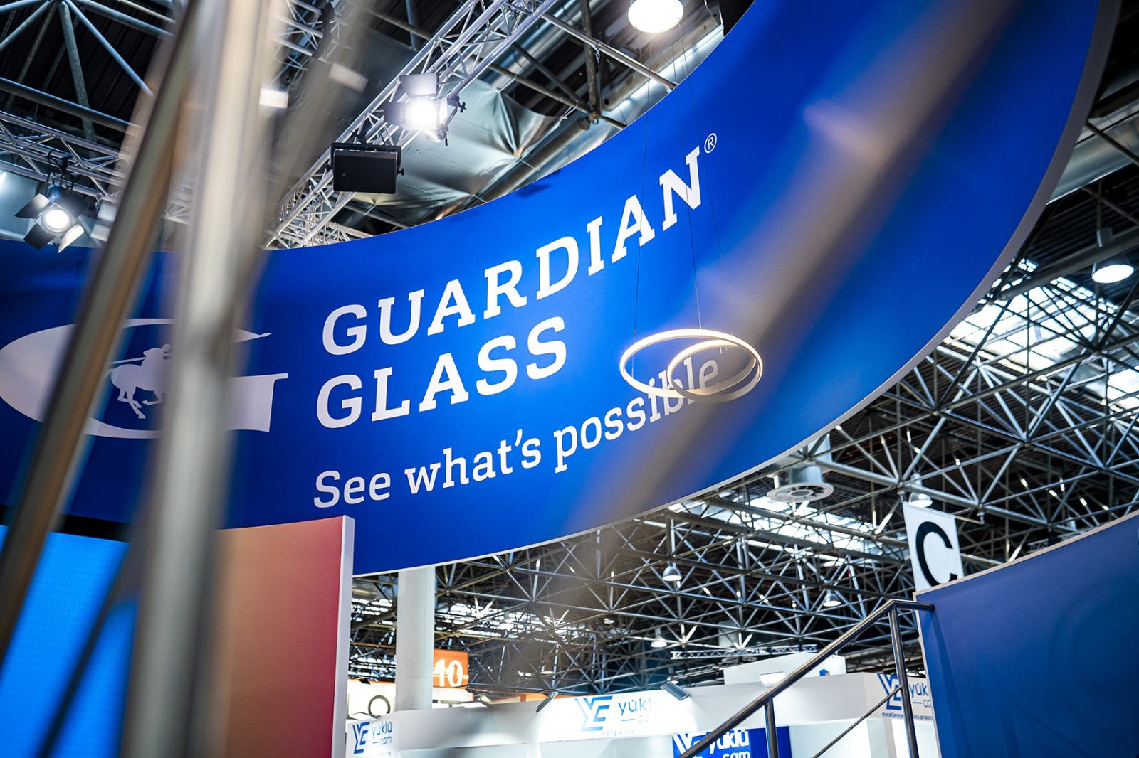 Estande da Guardian Glass em feira internacional